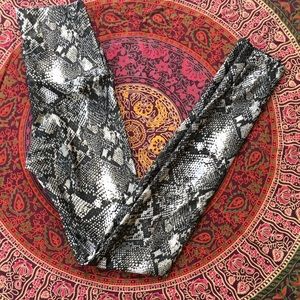 Emily Hsu leggings adorable snake print! 🐍